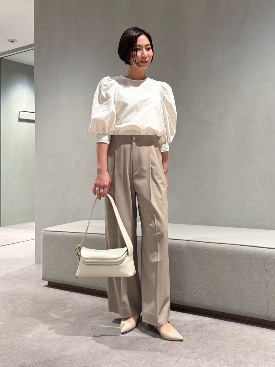パフスリーブとワイドパンツを着た女性