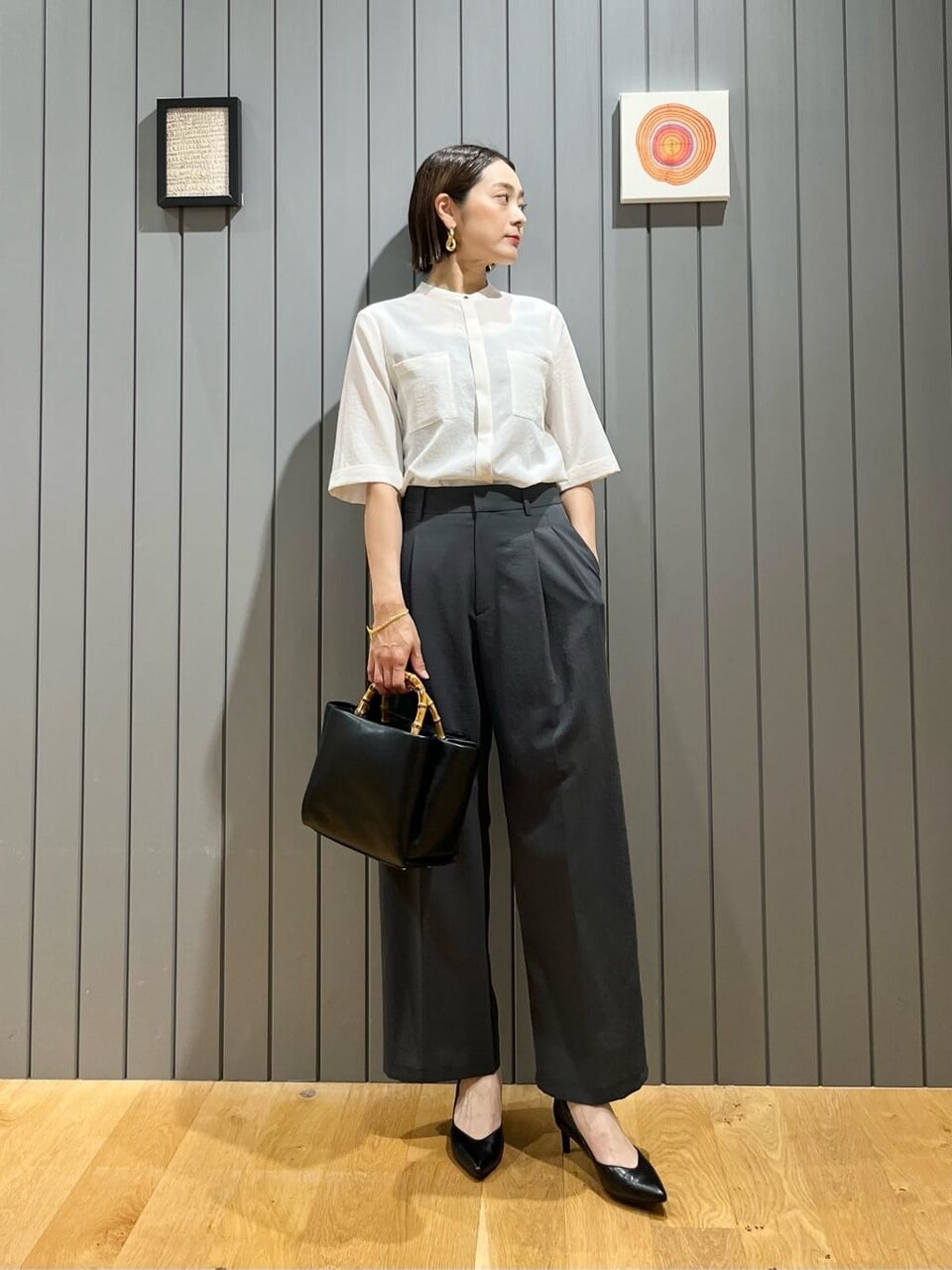白シャツとワイドパンツを着た女性