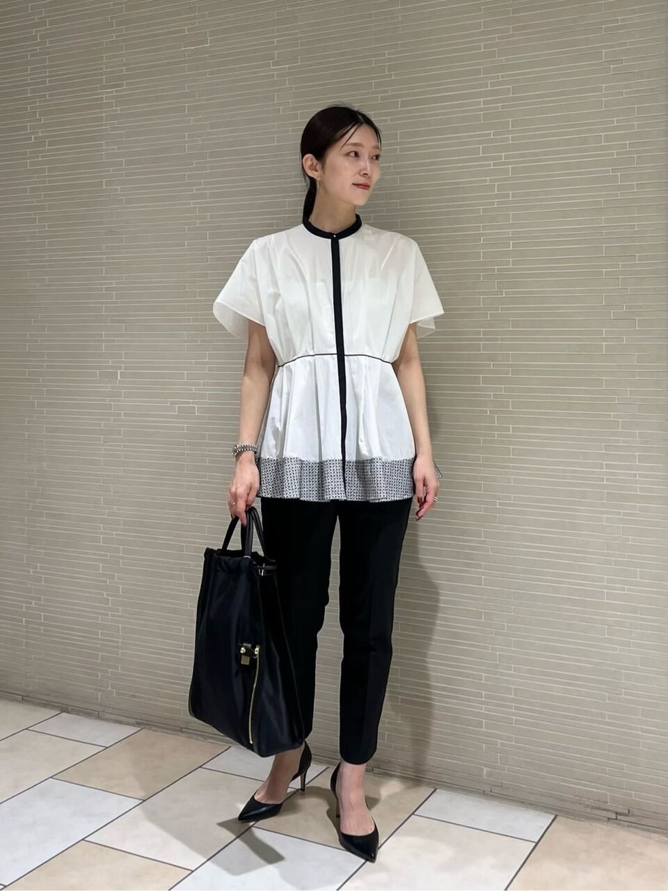 ブラウスと黒いパンツを着た女性