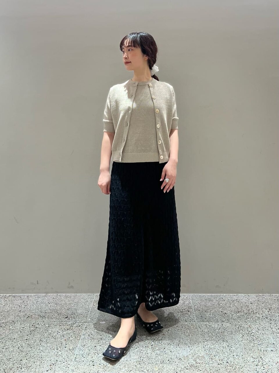 ニットアンサンブルを着た女性