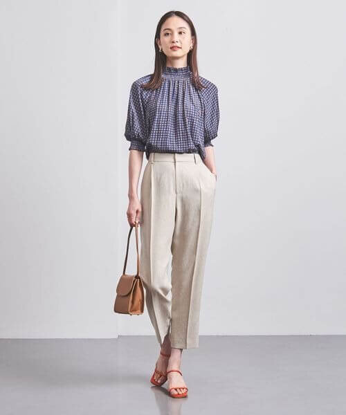 テーパードパンツをはいた女性