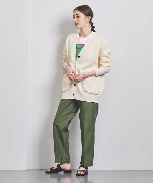 ロングカーディガンを羽織った女性