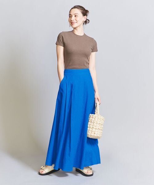 フレアマキシスカートをはいた女性