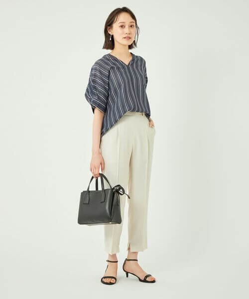 Vネックトップスを着た女性