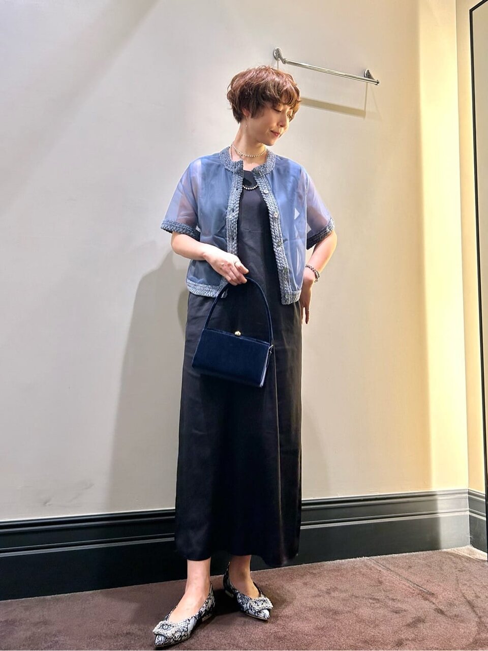 サテンワンピースを着た女性