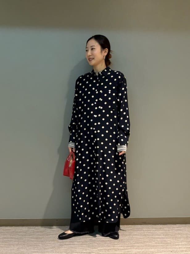 水玉のワンピースを着た女性