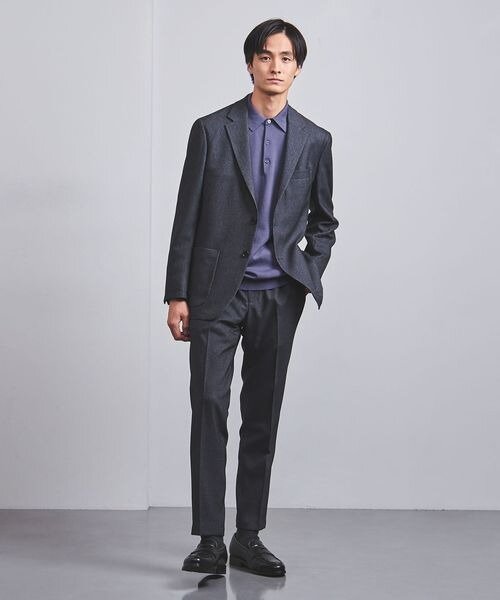 スーツセットアップの男性