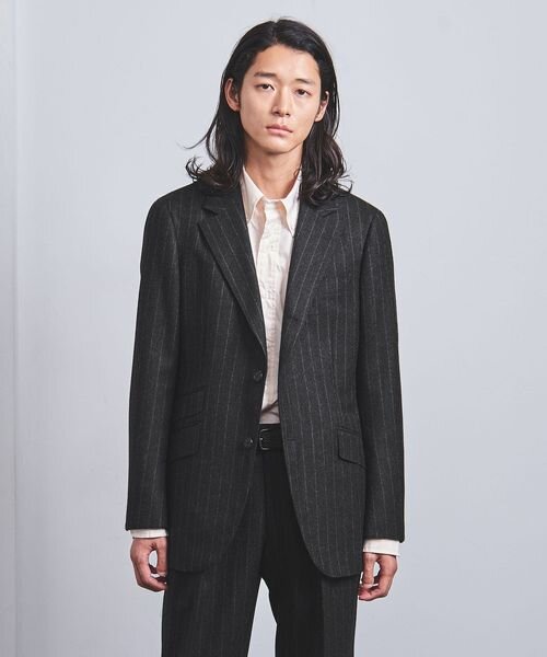 ジャケットを羽織った男性