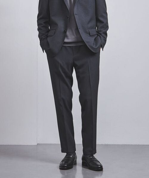 テーパードパンツをはいた男性