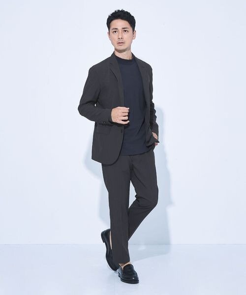 落ち着いた色のコーデの男性