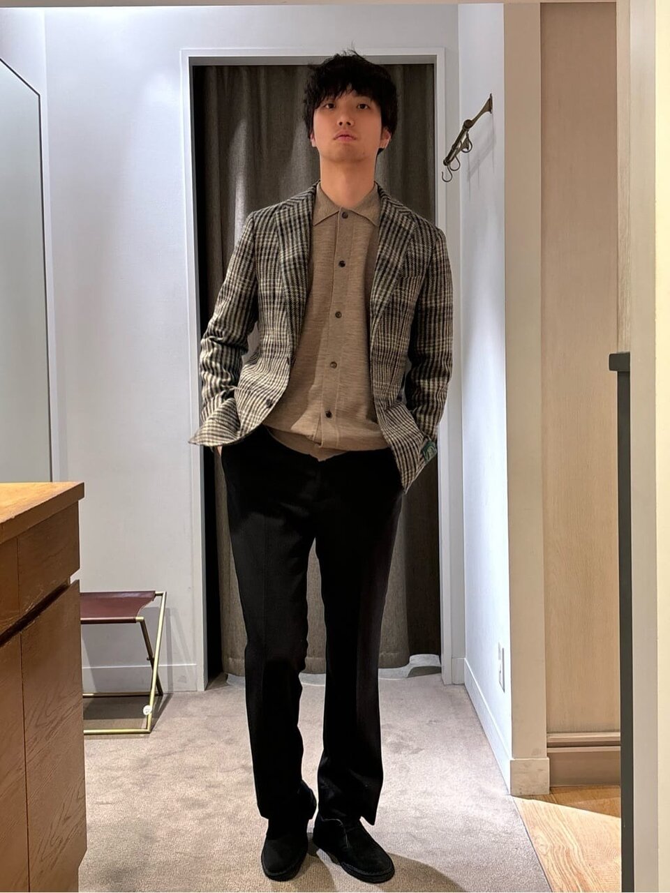 チェック柄のジャケットを着た男性