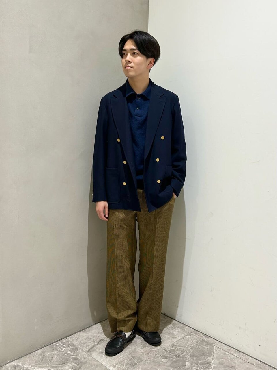 ダブルジャケットを着た男性