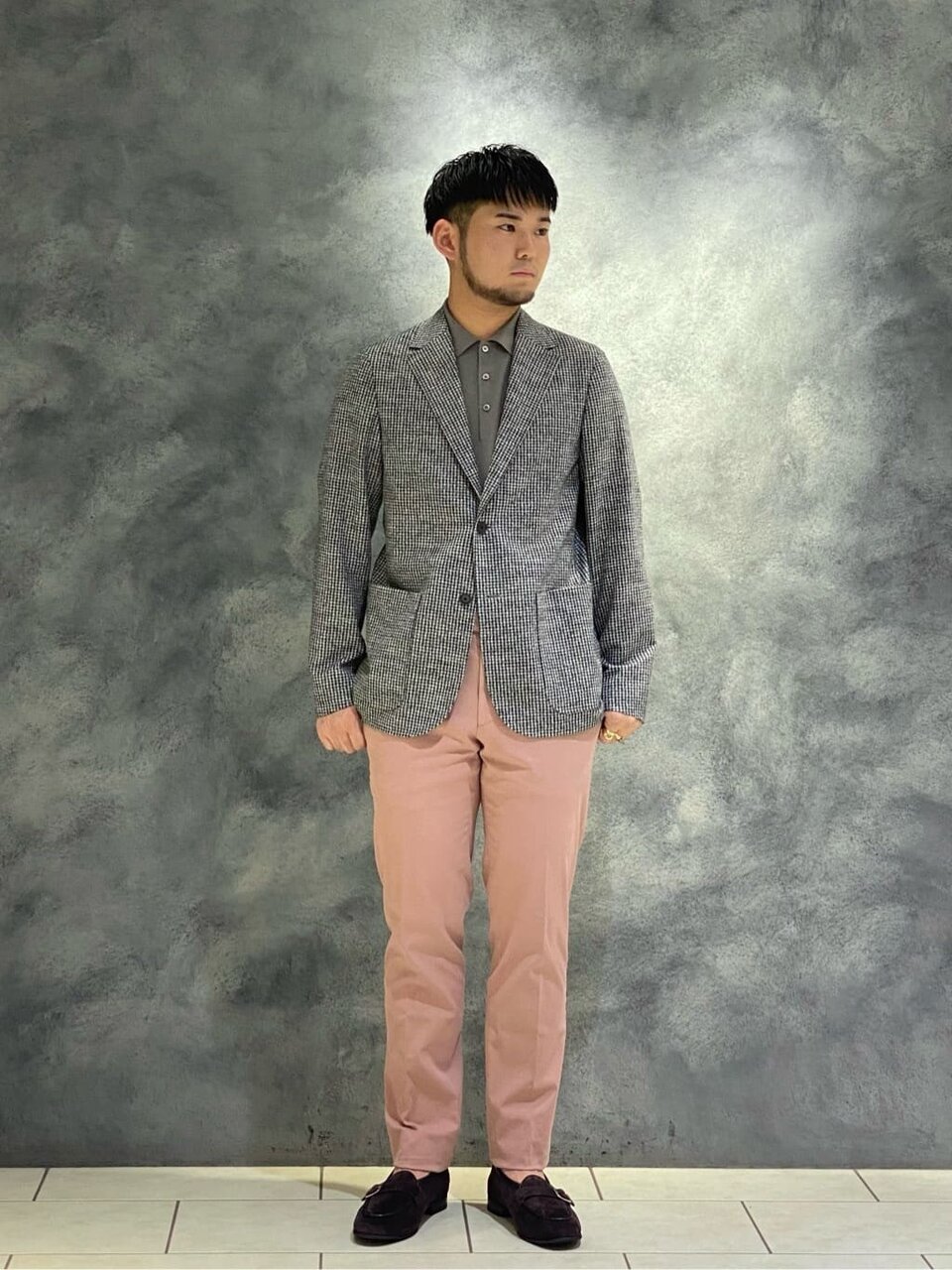 ライトピンクのパンツをはいた男性