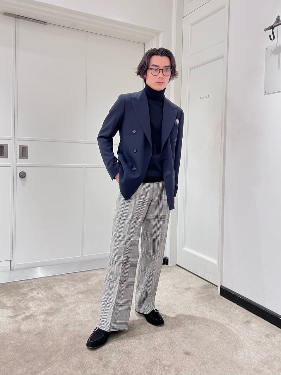 ダブルジャケットを着た男性