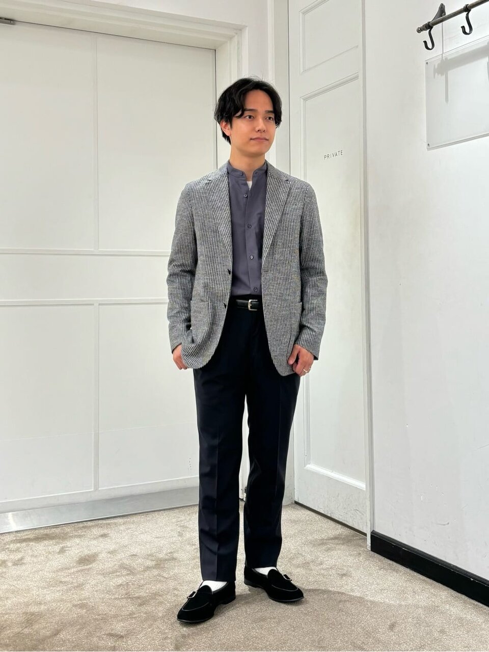 ダークグレイのジャケットを着た男性