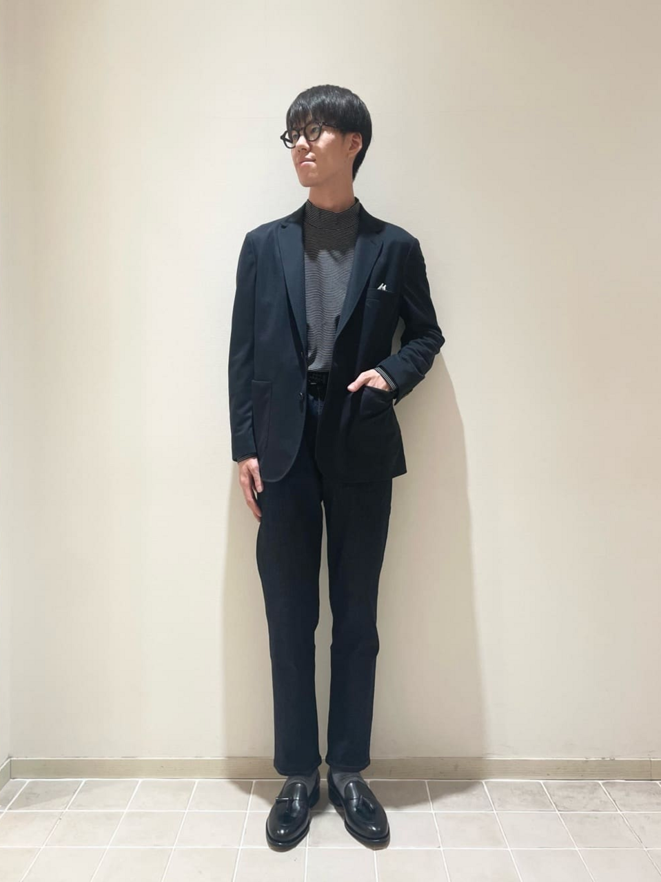 デニムパンツをはいた男性