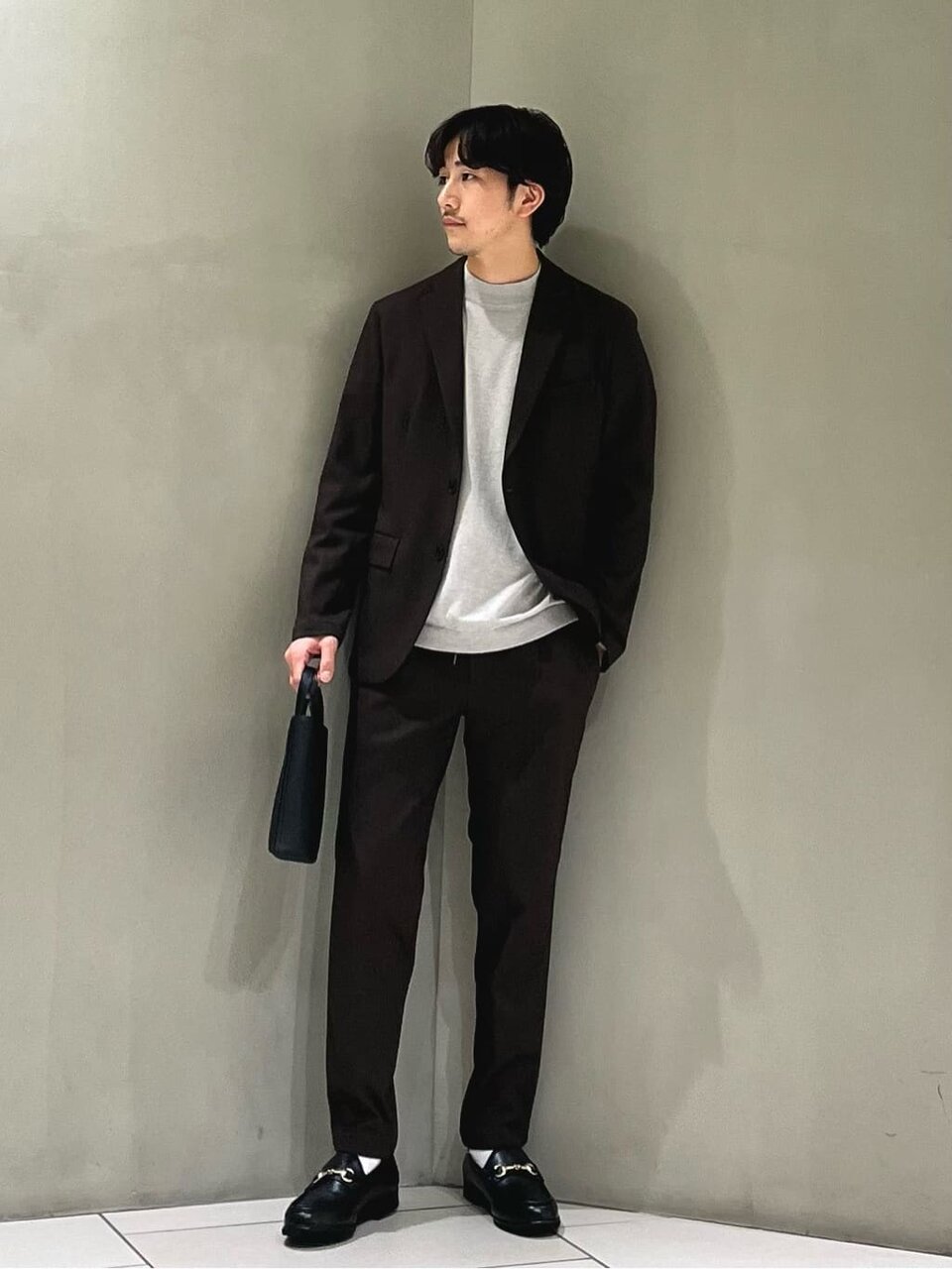 ダークブラウンのジャケットを着た男性