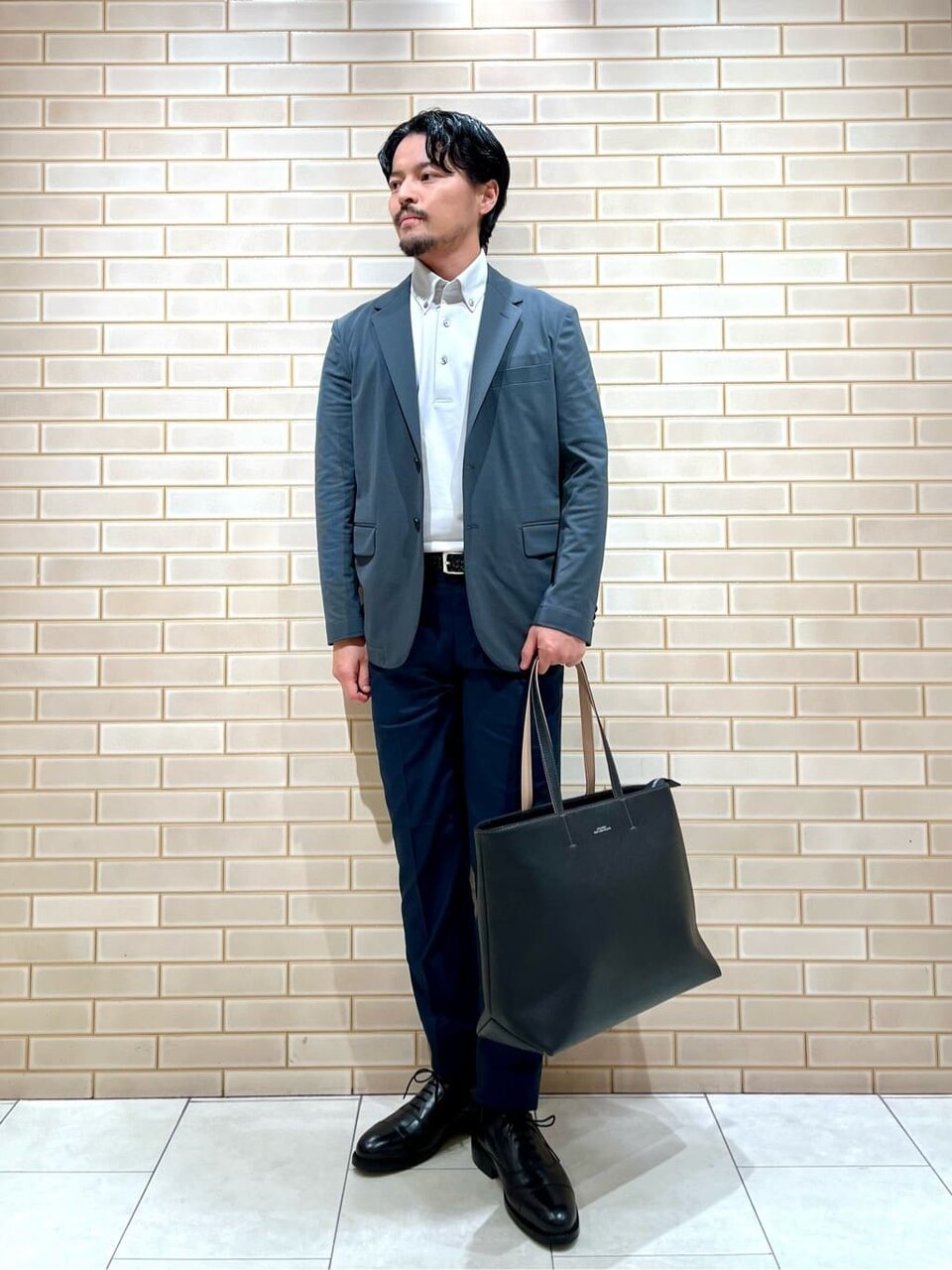 ジャージー素材のジャケットを着た男性