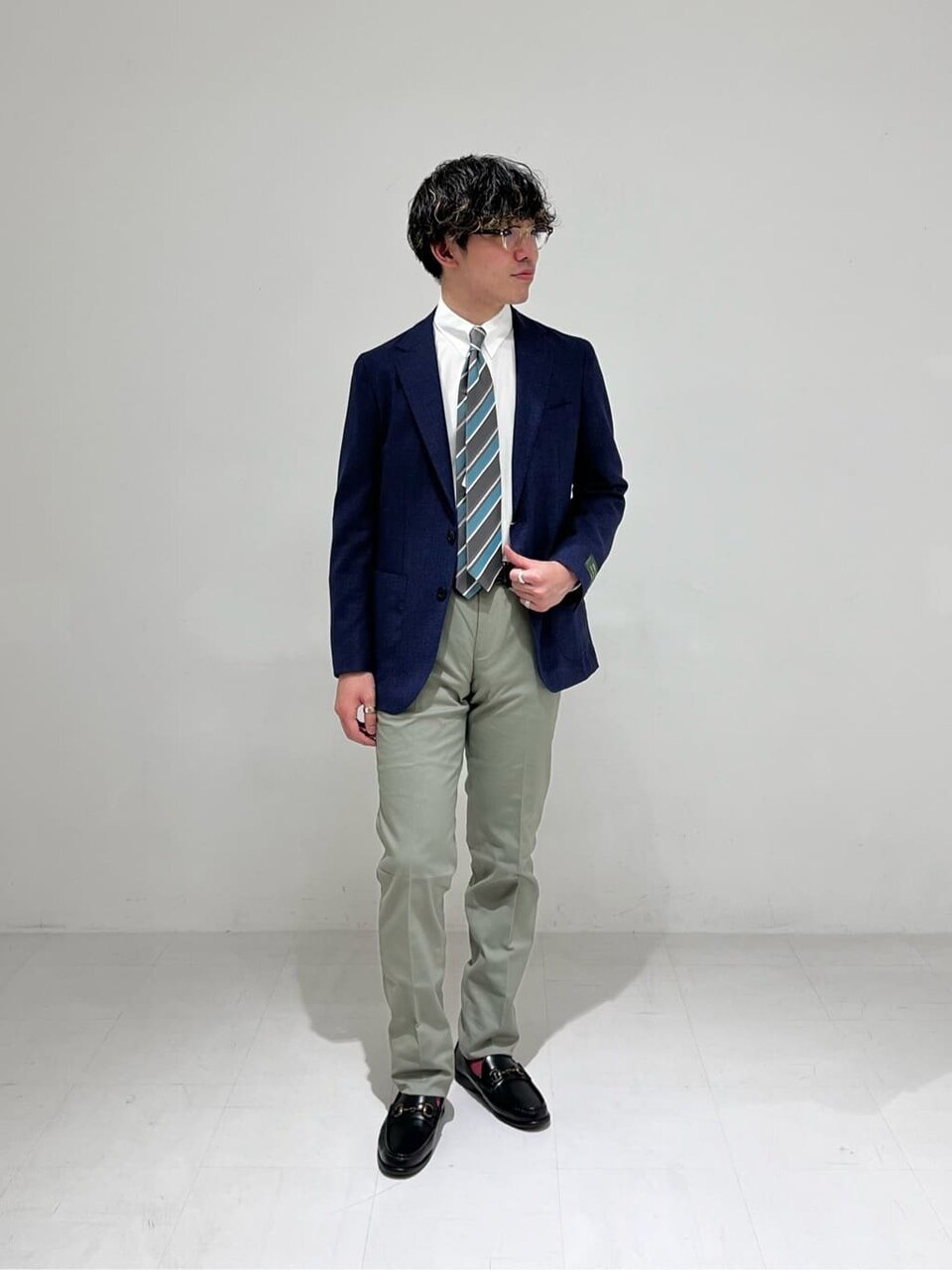 シャツ×スラックスのコーデ