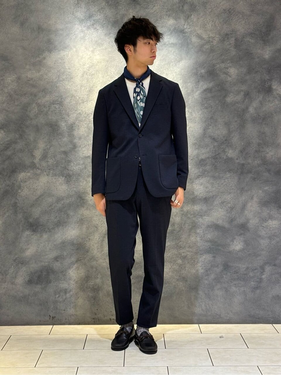 バンダナを首に巻いた男性