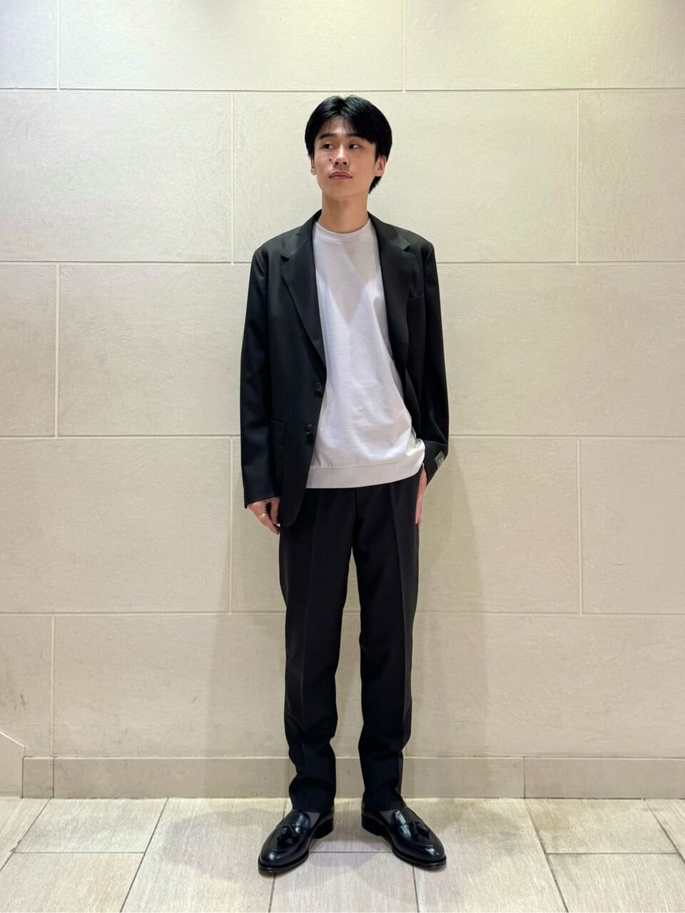 ライトグレーのTシャツを着た男性