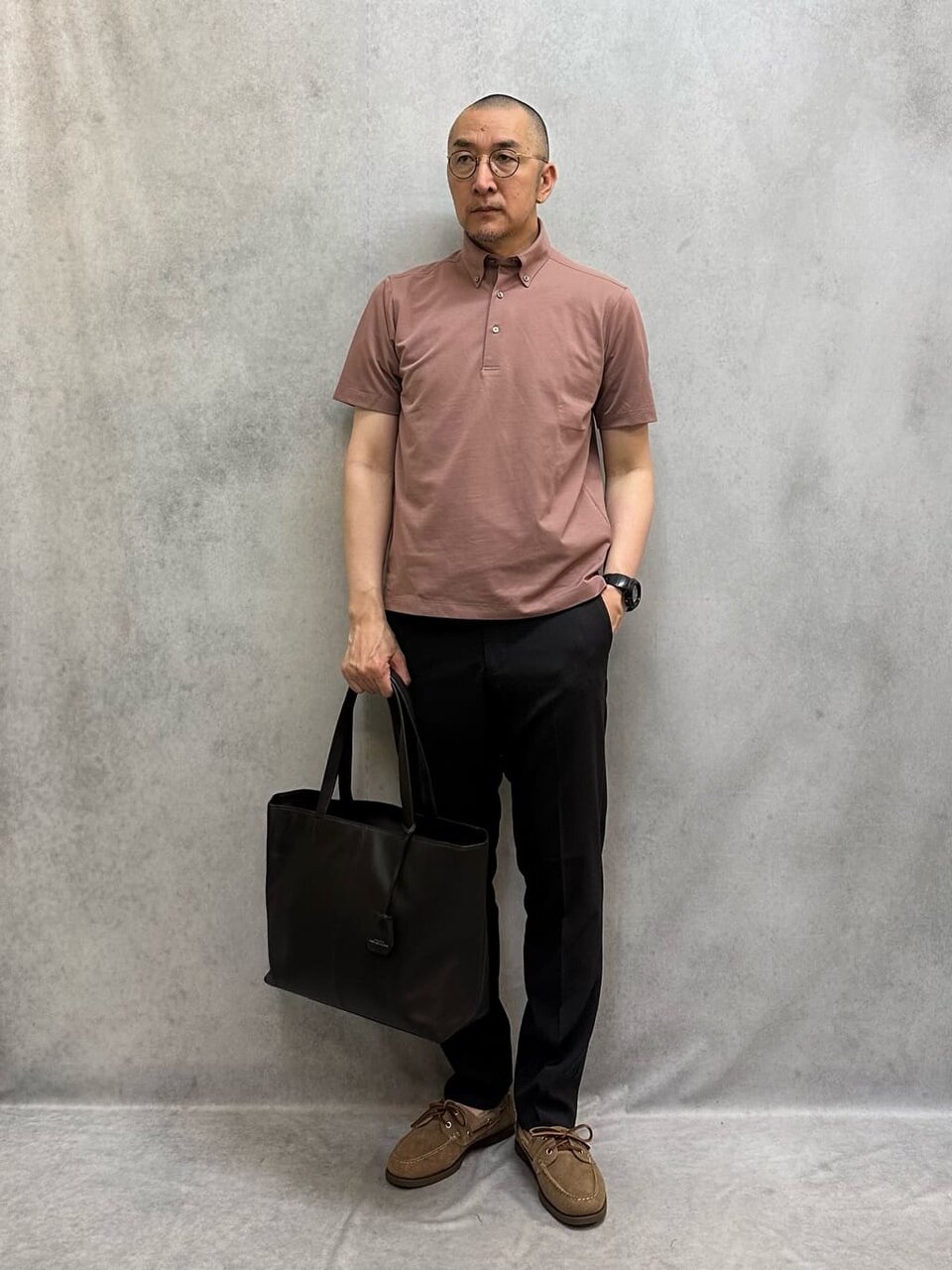 ボタンダウンポロシャツを着た男性