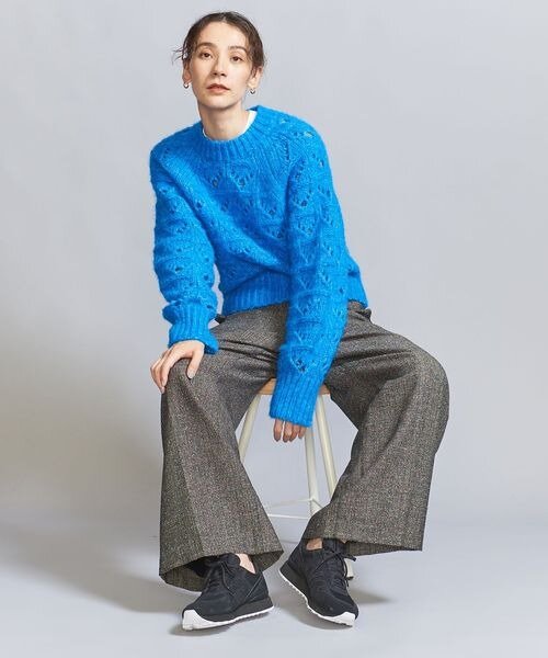 黒のスニーカーを履いている女性