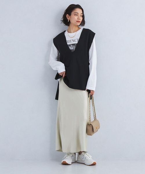 白のスニーカーを履いている女性