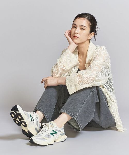 白のスニーカーを履きこなす女性