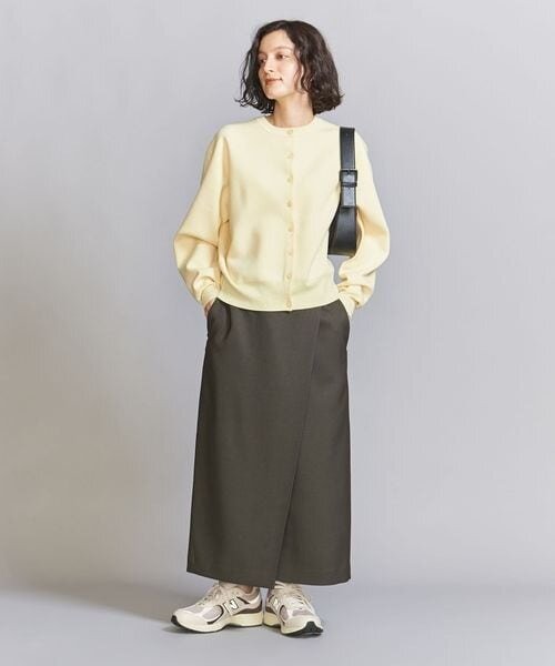 ニュアンスカラーのスニーカーを履いた女性