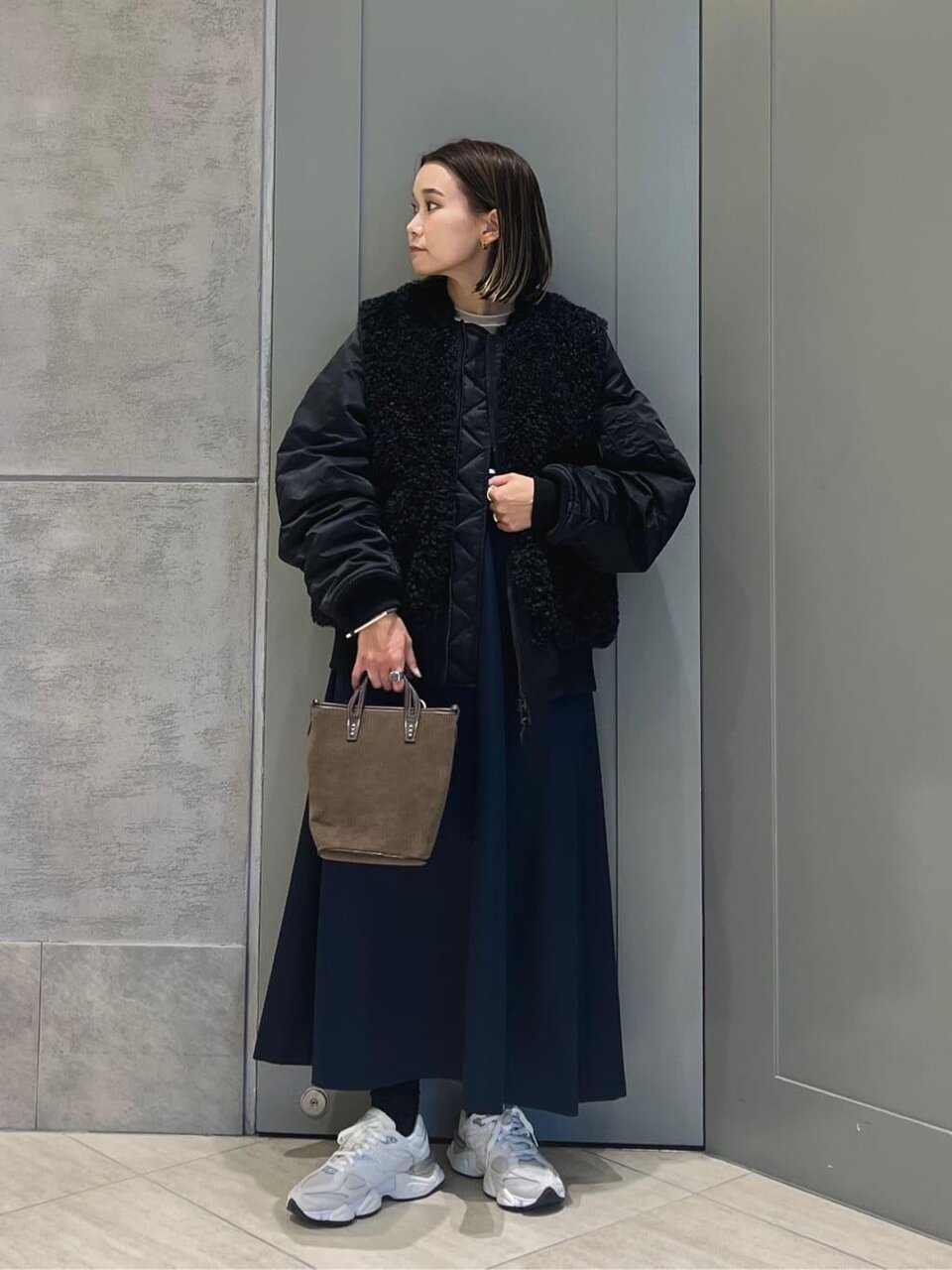 ジャンパースカート×白のスニーカーのコーデ