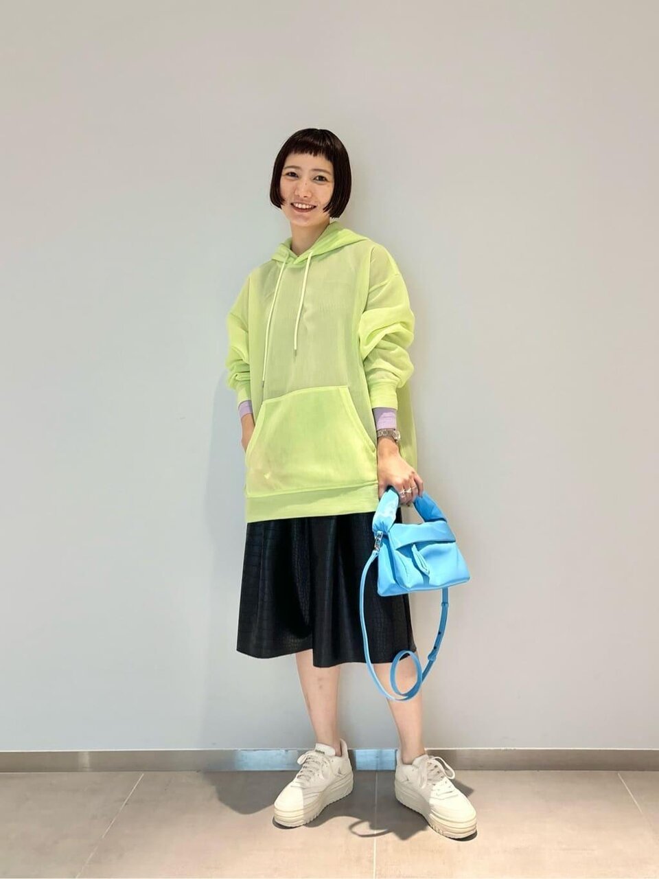 レザーライクショーツ×厚底スニーカーのコーデ