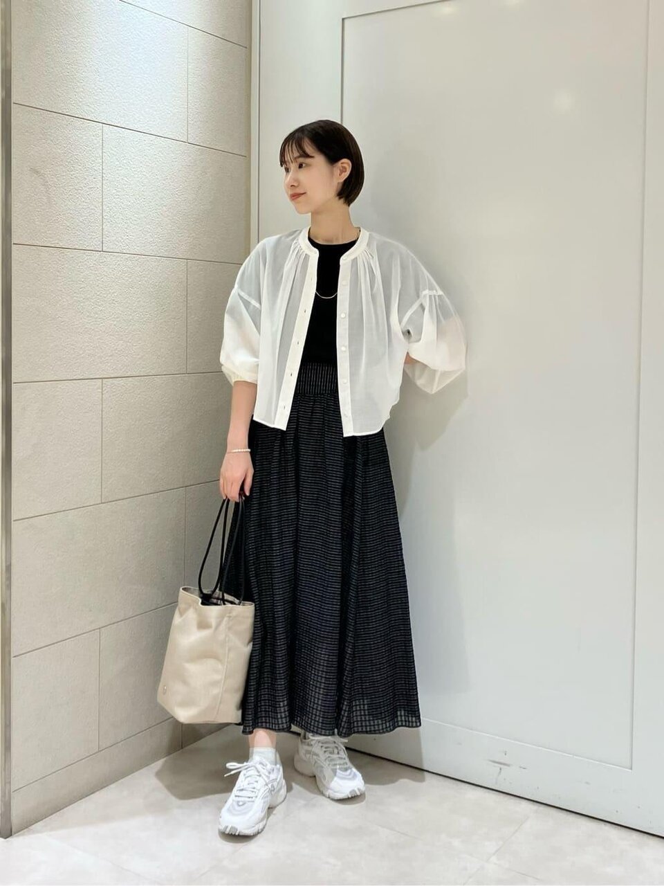 ロングスカート×白のスニーカーのコーデ