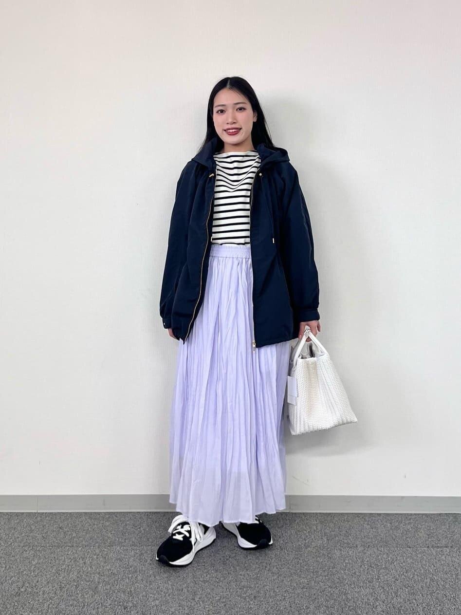 ギャザースカート×黒のスニーカーのコーデ