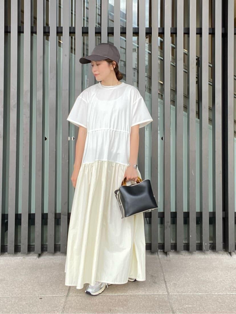 ドッキングワンピース×グレーのスニーカーのコーデ