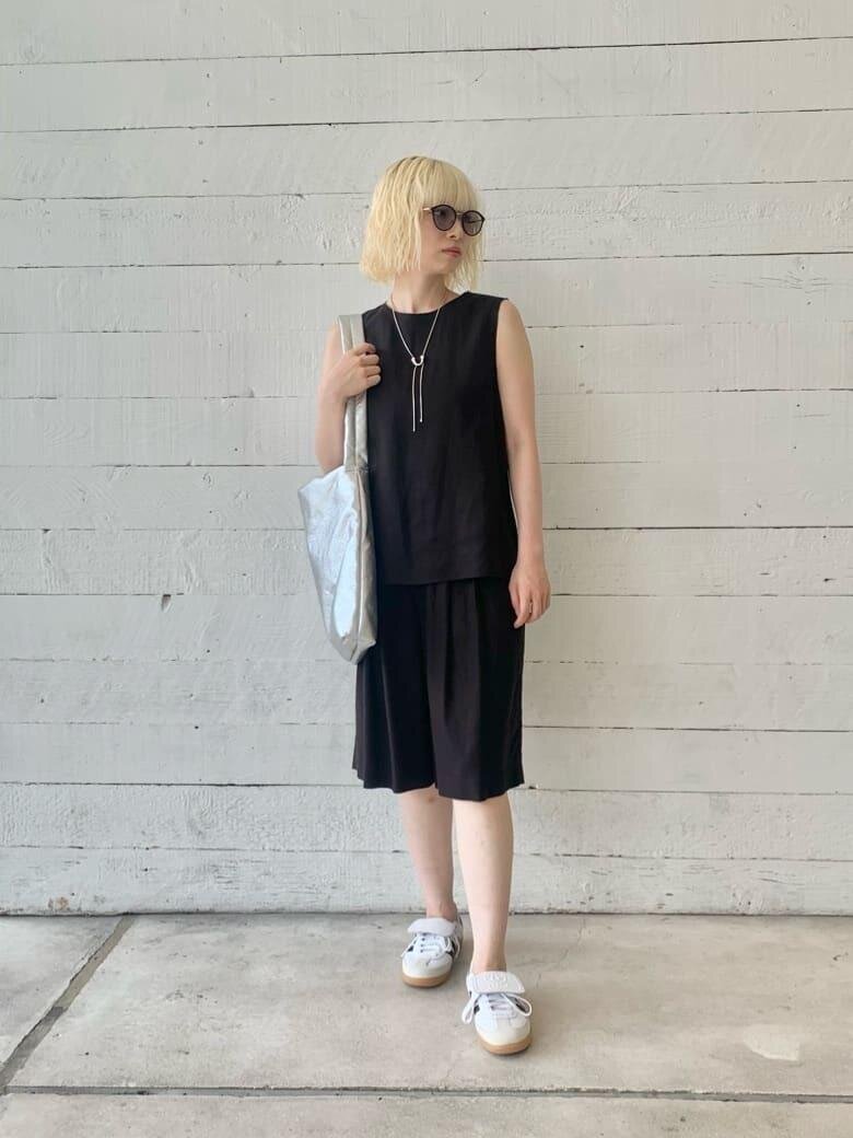 ショートパンツ×ロングシュータンのスニーカーのコーデ