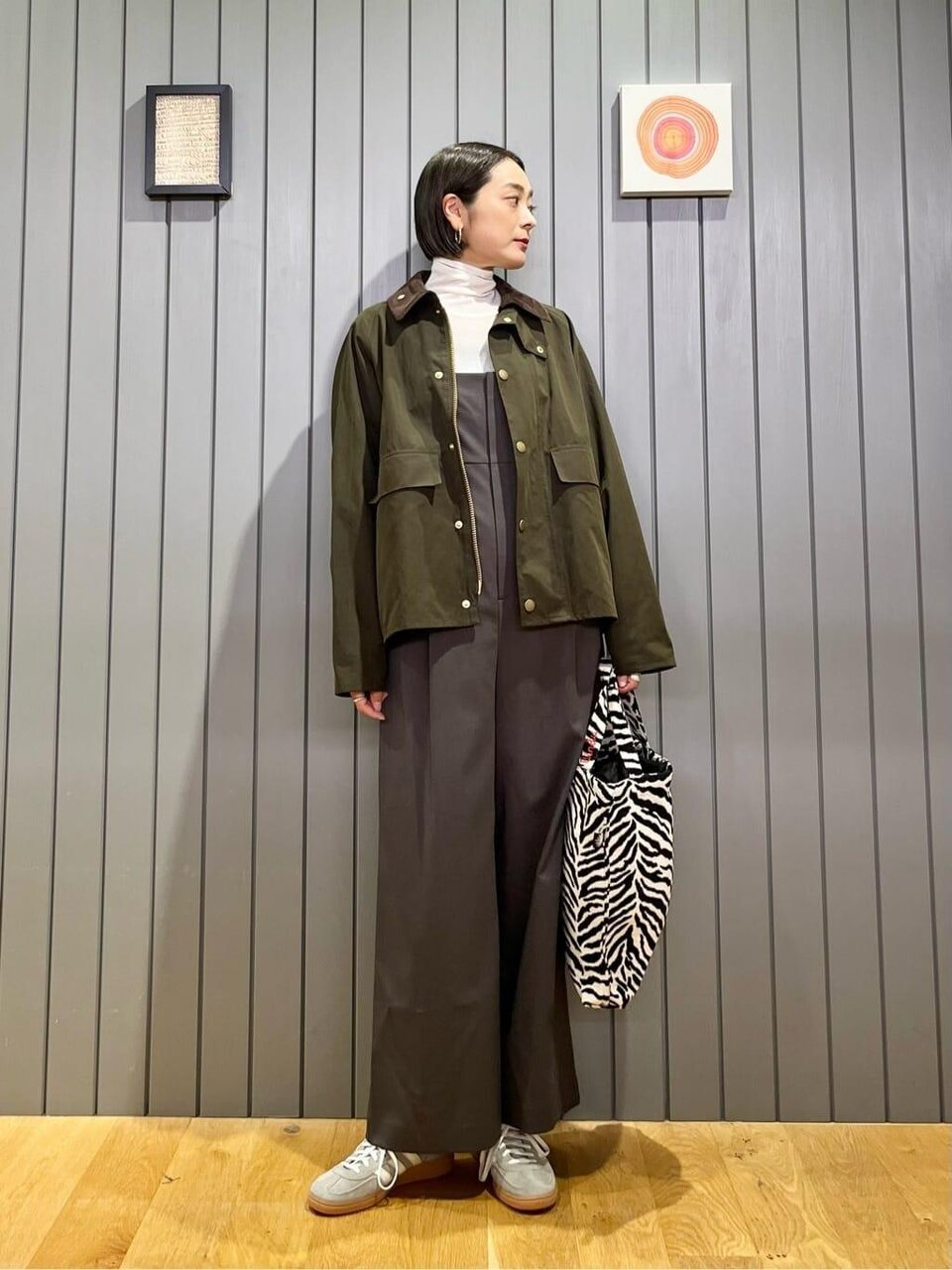 オールインワン×グレーのスニーカーのコーデ