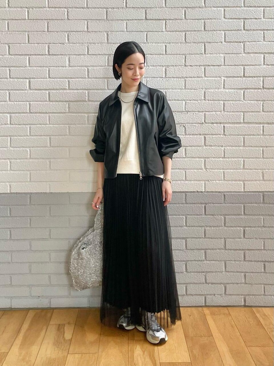 レザーライクブルゾン×白のスニーカーのコーデ