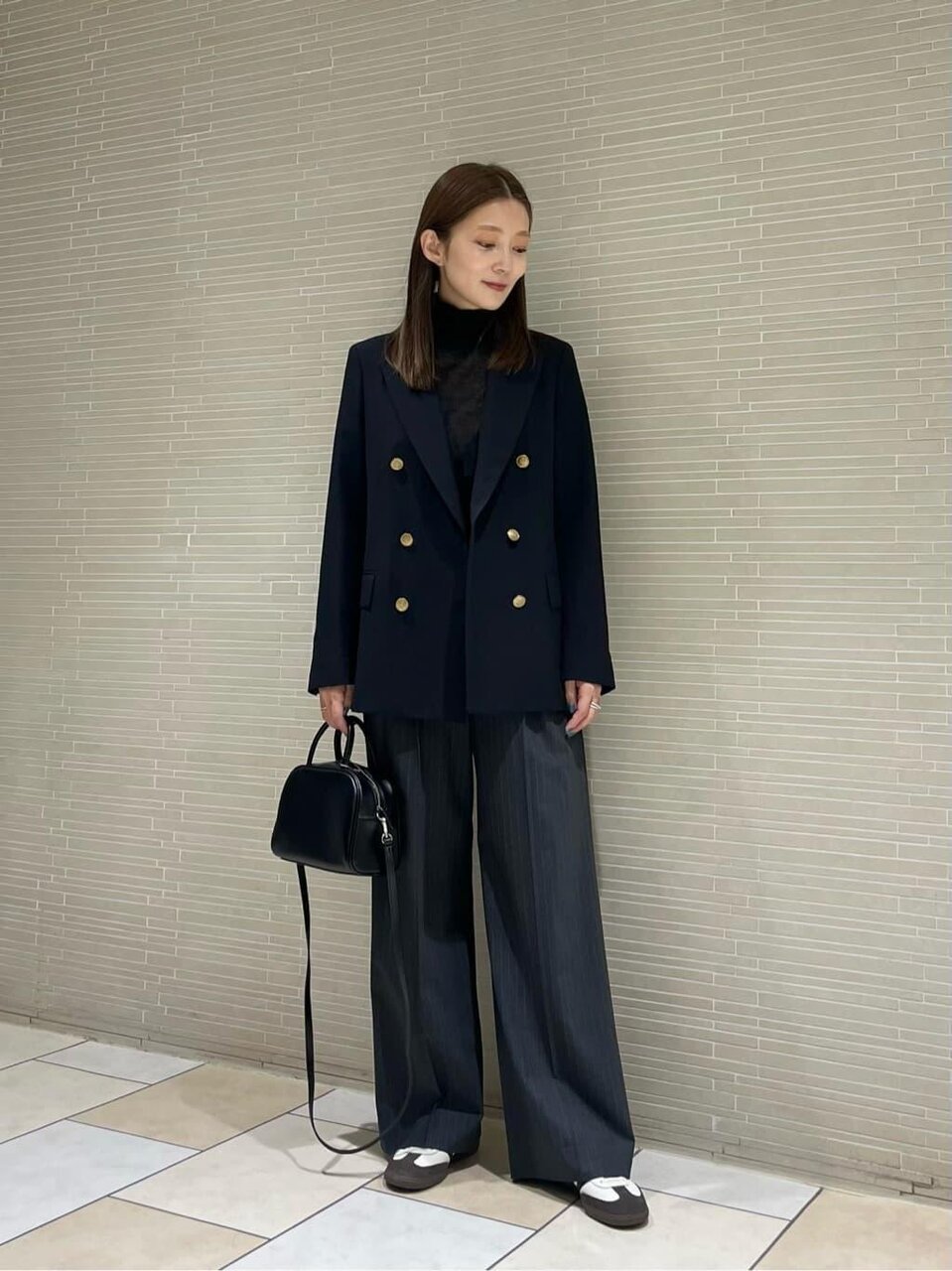 ジャケット×白のスニーカーのコーデ