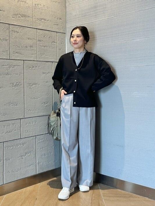 スラックス×白のスニーカーのコーデ