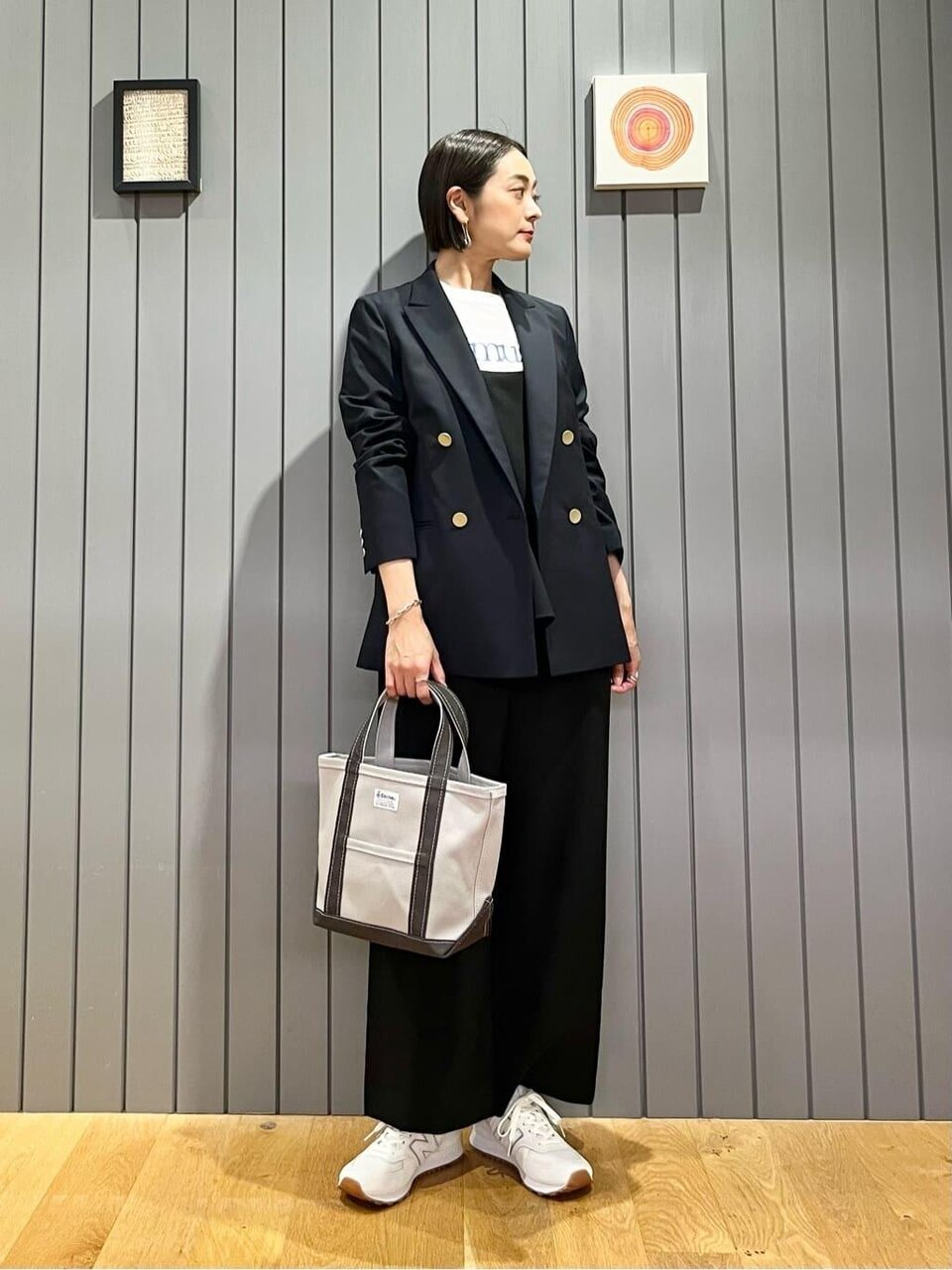 ダブルジャケット×白のスニーカーのコーデ