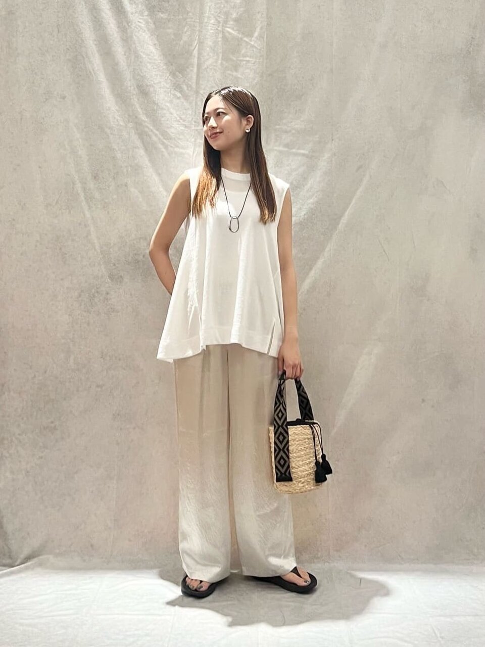 ノースリーブと白いパンツを着た女性