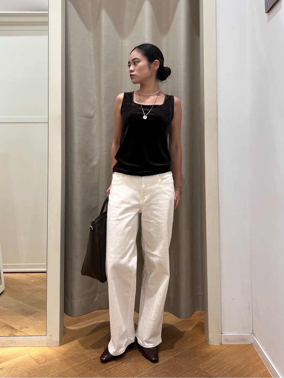 タンクトップと白いパンツを着た女性