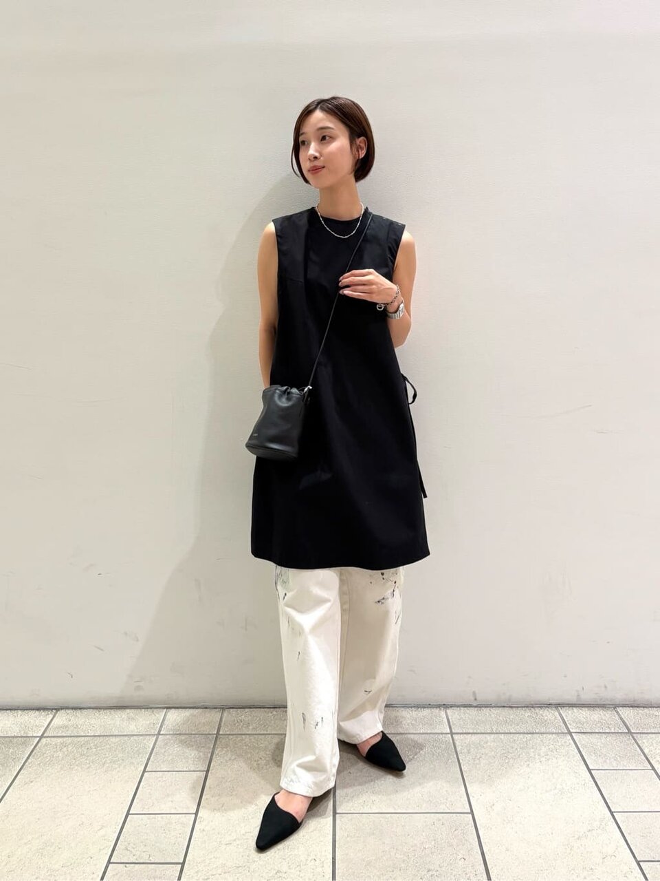 ノースリーブと白いパンツを着た女性