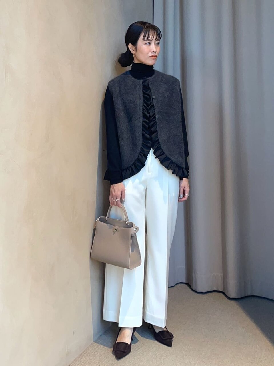 ベストと白いパンツを着た女性