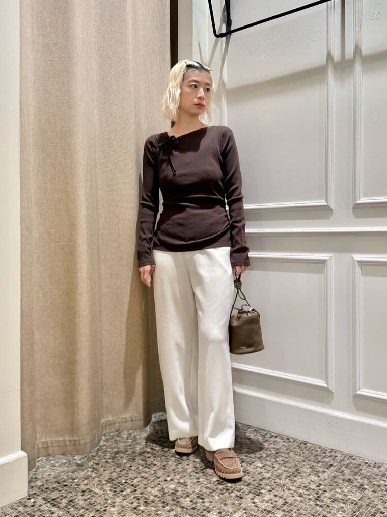 カットソーと白いパンツを着た女性