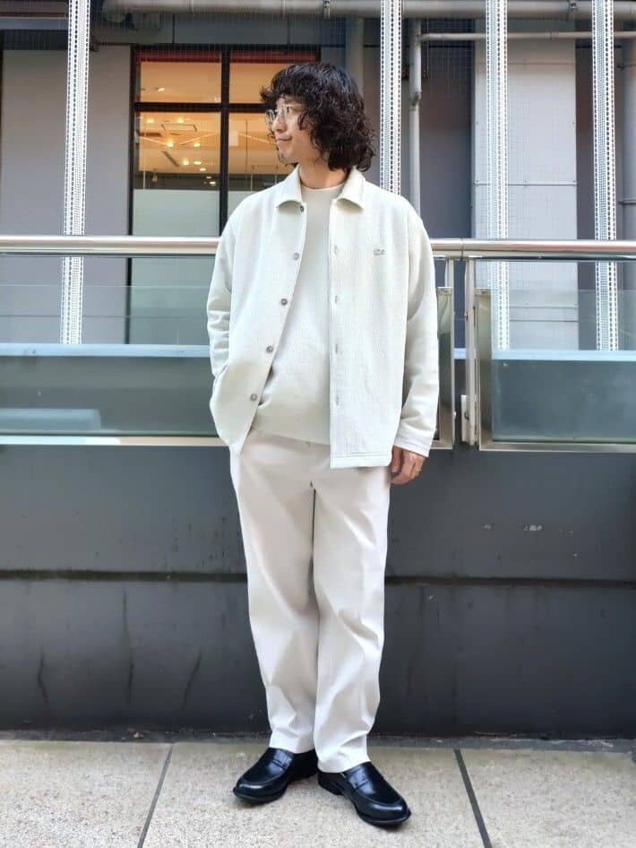 シャツジャケットと白パンツを着た男性