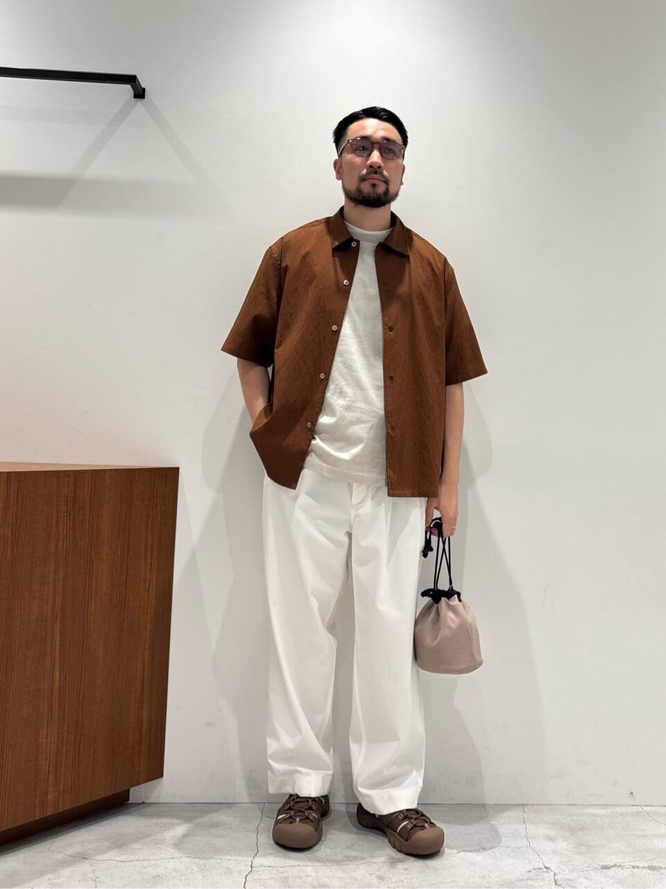 半袖シャツと白パンツを着た男性