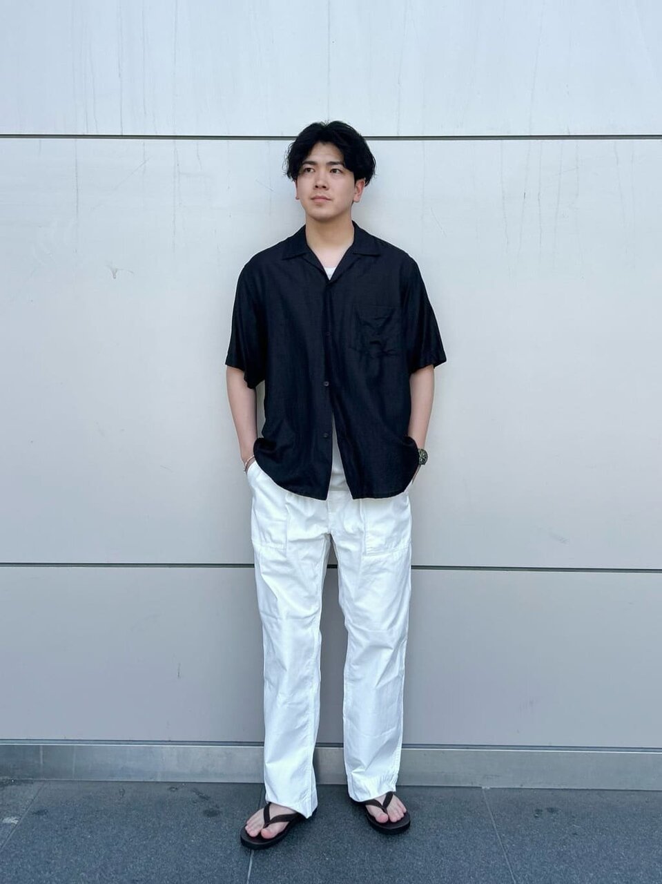 オープンカラーシャツと白パンツを着た男性