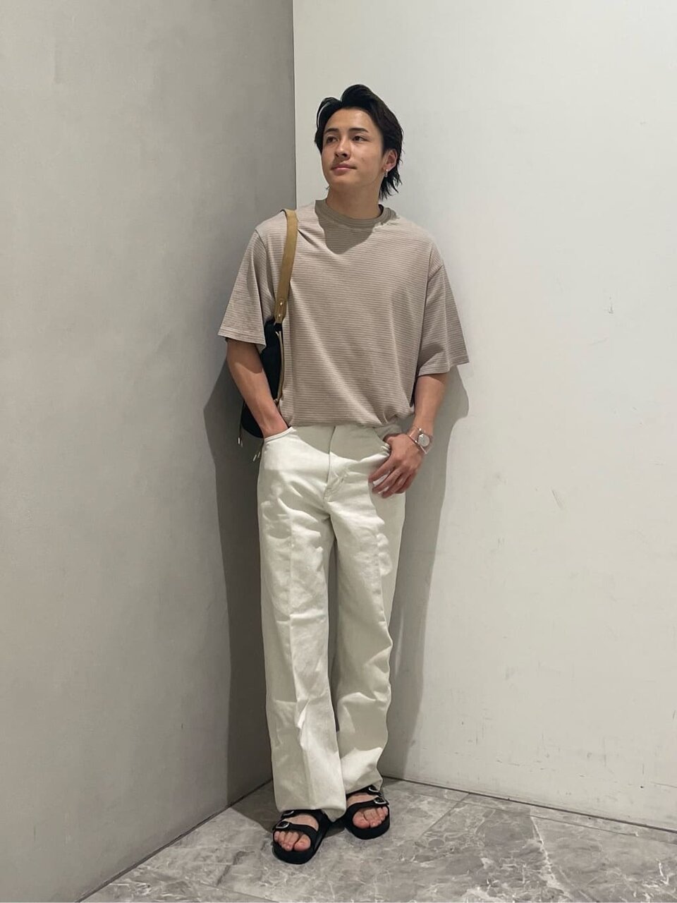 Tシャツと白パンツを着た男性